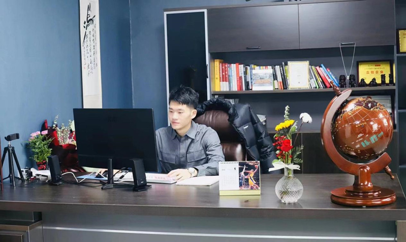 周行  创办义乌市霹雳行服饰有...